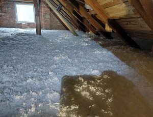 Zateplení stropu rodinného domu pomocí foukané izolace